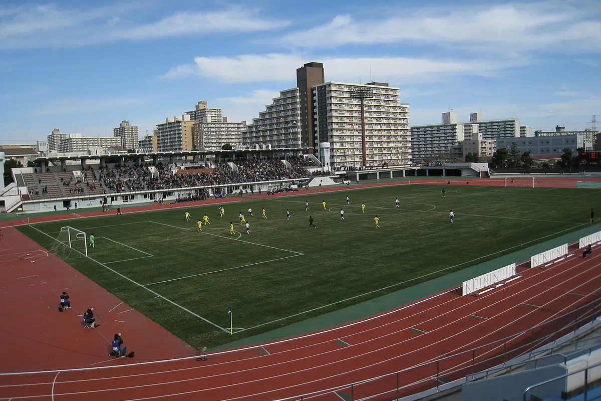 江戸川区陸上競技場のスタンドから見たトラックと芝生のフィールドの写真