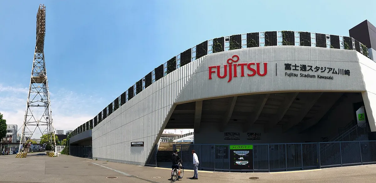 富士通スタジアム川崎の外観と照明塔の写真