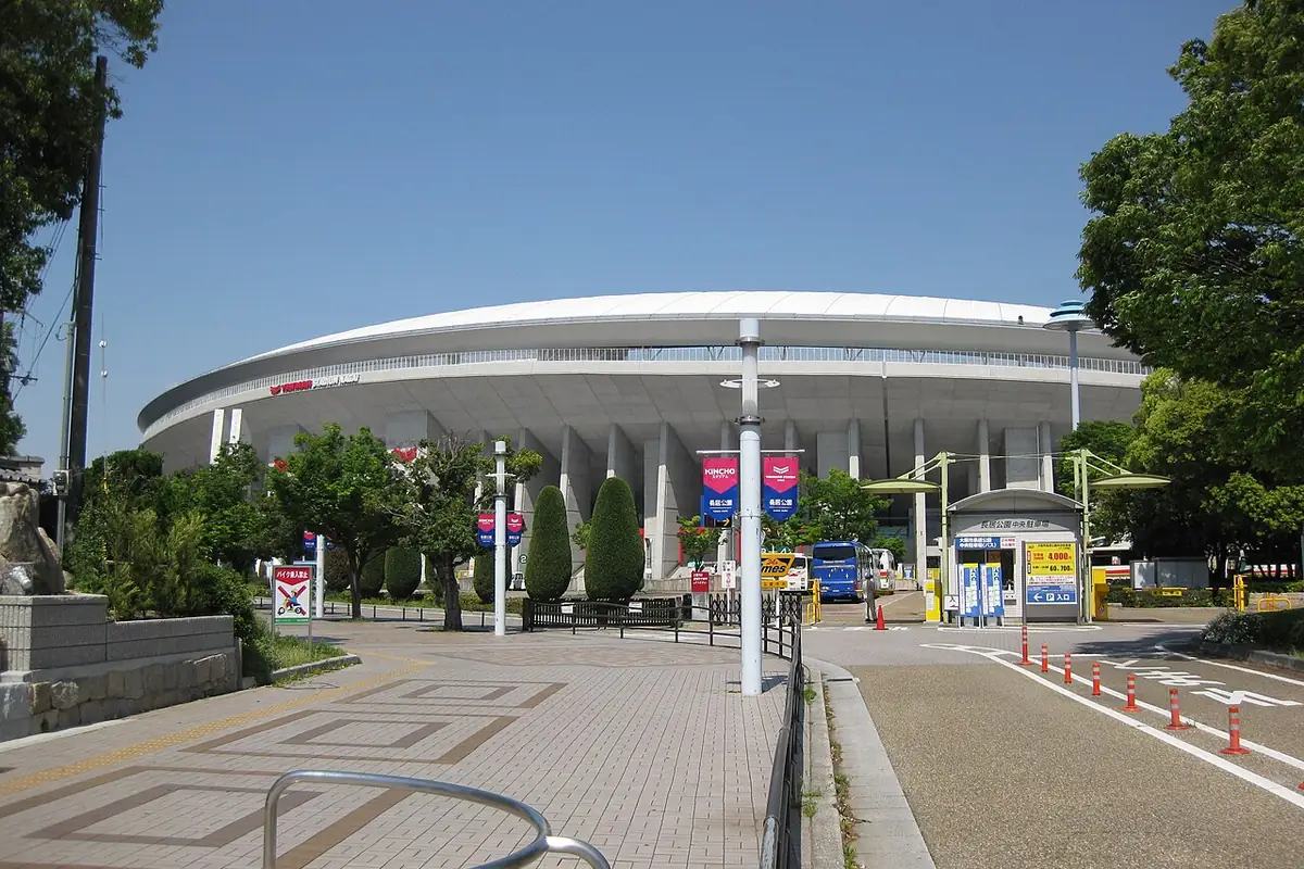 ヤンマースタジアム長居の外観と入口へ続く広場の写真